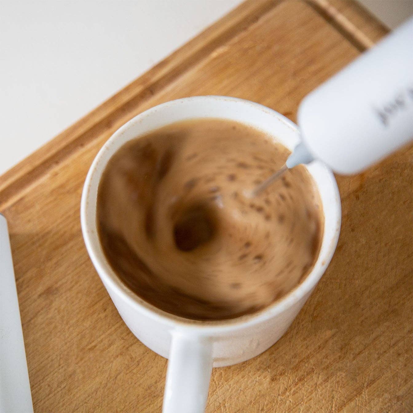 Froth'y - The Handheld Frother Joe'y