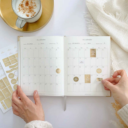 Ivory Cloth Wedding Planner