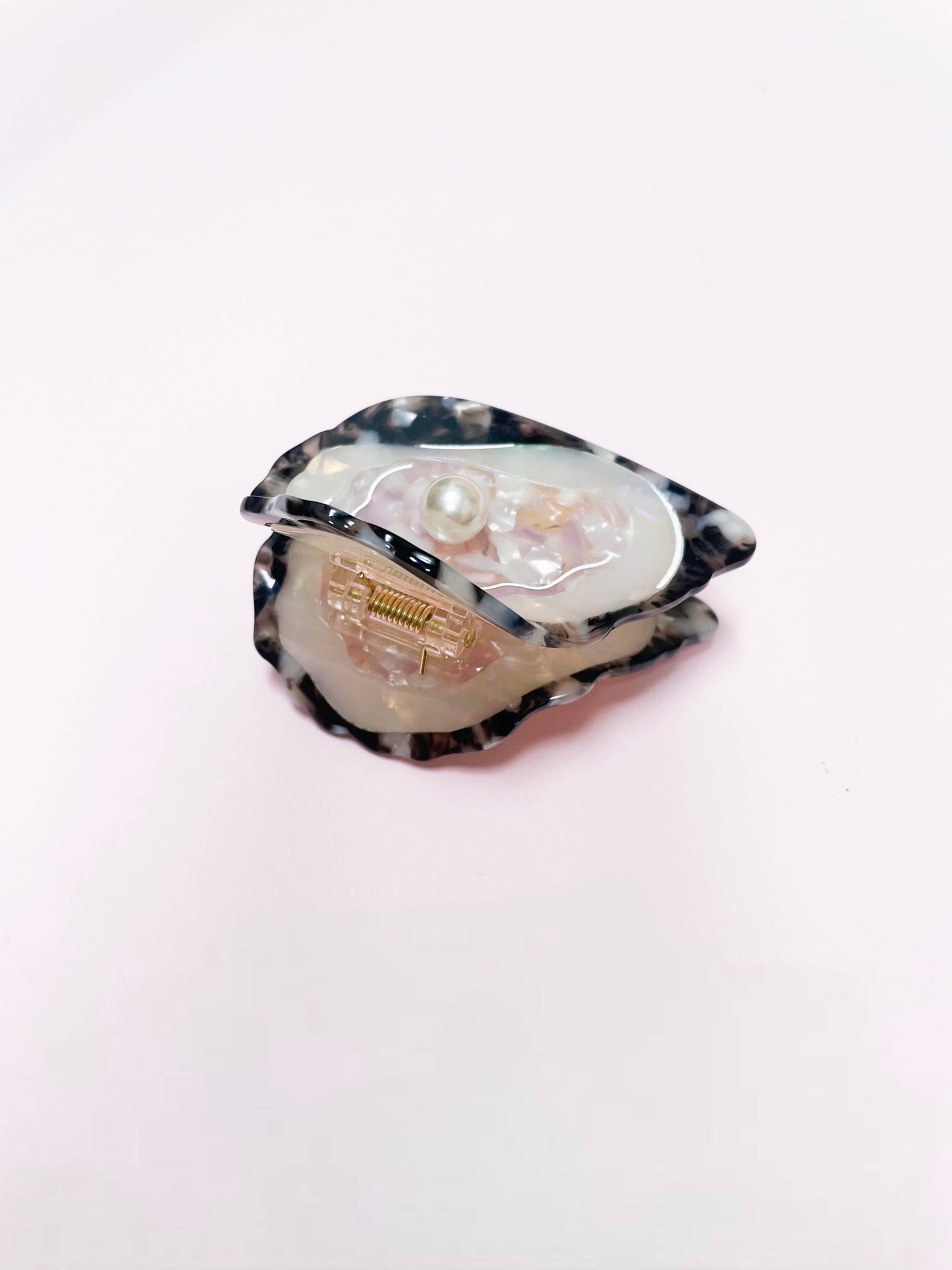 Oyster Claw Clip with Pearl detail